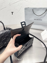 Load image into Gallery viewer, BCG055 Women's Hourglass Xs/S Handbag