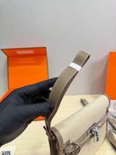 Load image into Gallery viewer, HM192 Hermes Kelly Depeches 25 / 25 x 19 cm