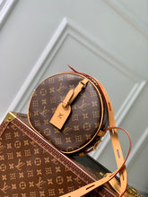 Load image into Gallery viewer, LB844 Boite Chapeau Souple MM / HIGHEST QUALITY VERSION / 7.9 x 8.9 x 3.1 inches