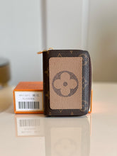 Load image into Gallery viewer, LB1144 Cléa Wallet / HIGHEST QUALITY VERSION / 4.3 x 3.3 x 1.4 inches