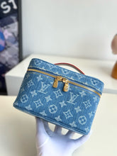 Load image into Gallery viewer, LB1495 LV Nice Mini Pochette / HIGHEST QUALITY VERSION / 20 x 13.5 x 12 cm