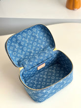 Load image into Gallery viewer, LB1495 LV Nice Mini Pochette / HIGHEST QUALITY VERSION / 20 x 13.5 x 12 cm