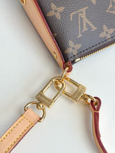 Load image into Gallery viewer, LB1496 LV Pochette Tirette / HIGHEST QUALITY VERSION / 22 x 12 x 5.5 cm