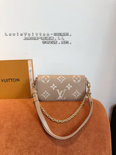 Load image into Gallery viewer, LB1005 Wallet On Chain Ivy / 9.3 x 4.7 x 1.7 inches