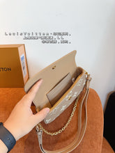 Load image into Gallery viewer, LB1005 Wallet On Chain Ivy / 9.3 x 4.7 x 1.7 inches