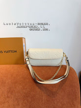 Load image into Gallery viewer, LB1005 Wallet On Chain Ivy / 9.3 x 4.7 x 1.7 inches