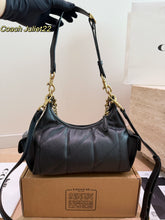 Load image into Gallery viewer, COH008 COACH Pocket Juliet Small / 22 cm