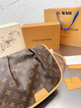 Load image into Gallery viewer, LB827 Vintage Small/Medium Shoulder Bag