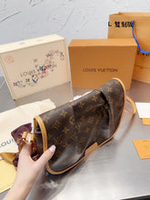 Load image into Gallery viewer, LB827 Vintage Small/Medium Shoulder Bag