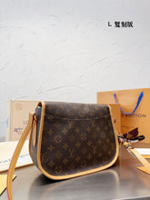 Load image into Gallery viewer, LB827 Vintage Small/Medium Shoulder Bag