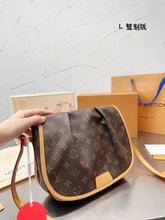 Load image into Gallery viewer, LB827 Vintage Small/Medium Shoulder Bag