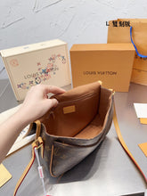 Load image into Gallery viewer, LB827 Vintage Small/Medium Shoulder Bag