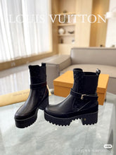 Load image into Gallery viewer, SE1486 LB Laureate Platform Chelsea Boot / Size5-11