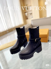 Load image into Gallery viewer, SE1486 LB Laureate Platform Chelsea Boot / Size5-11