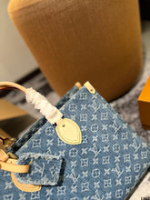 Load image into Gallery viewer, LB1083 OnTheGo MM / 13.8 x 10.6 x 5.5 inches