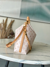 Load image into Gallery viewer, LB1521 LV Multipass Handbag / HIGHEST QUALITY VERSION / 30 x 26 x 10 cm
