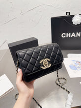 Load image into Gallery viewer, CC759 Wallet on the Chain / 4.8 × 7.5 × 1.4 in