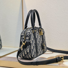 Load image into Gallery viewer, DR514 Medium D-Vibe Bowling Bag / 10x6.5x3.5inches