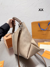 Load image into Gallery viewer, LB797 Beaubourg Hobo MM / 12 x 10.2 x 6.7 inches