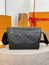 Load image into Gallery viewer, LB1543 LV Courrier Messenger Bag / HIGHEST QUALITY VERSION / 37 x 27 x 12 cm