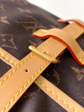 Load image into Gallery viewer, LB1550 LV Jet Lag Medium Bag / HIGHEST QUALITY VERSION / 30 x 37 x 17 cm