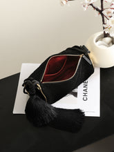 Load image into Gallery viewer, CC1690 Chanel Métiers d'Art / HIGHEST QUALITY VERSION / 23.5 x 12 x 12 cm