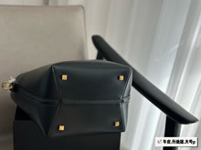 Load image into Gallery viewer, YSK370 LE 37 Small/Large in Shiny Leather