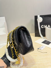 Load image into Gallery viewer, CC1479 Chanel Classic Flap Bag / Medium 25×15×6 cm