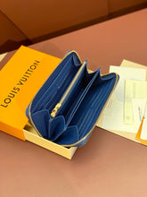 Load image into Gallery viewer, LB932 Zippy Wallet / 7.7 x 4.1 x 1 inches / HIGHEST QUALITY VERSION