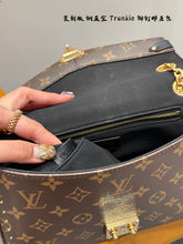 Load image into Gallery viewer, LB1277 Trunkie / 10.6 x 6.3 x 3.1 inches