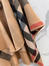 Load image into Gallery viewer, JW1435 Burberry Reversible Wool Cape in Iconic Check & Solid / 140×140 cm
