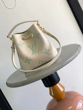 Load image into Gallery viewer, LB929 Néonoé BB / 7.9 x 7.9 x 5.1 inches / HIGHEST QUALITY VERSION