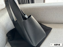 Load image into Gallery viewer, YSK319 Bea in Grained Leather / 19.7 x 11 x 7.1 inches