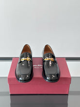 Load image into Gallery viewer, MSE091 Ferragamo Moccasin with Gancini Ornament / Size7-13
