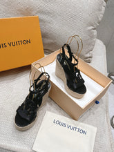 Load image into Gallery viewer, SE1378 LV Isola Wedge Sandal / Size5-11