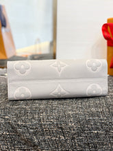 Load image into Gallery viewer, LB1196 OnTheGo East West / 9.8 x 5.1 x 3.9 inches / HIGHEST QUALITY VERSION