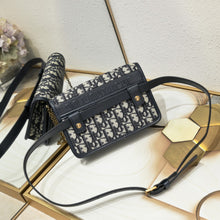 Load image into Gallery viewer, DR285 2-in-1 30 Montaigne Pouch / 7.5 x 5 x 1.5 inches