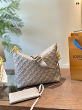 Load image into Gallery viewer, LB1120 Coussin Hobo MM / 15 x 13 x 3.9 inches