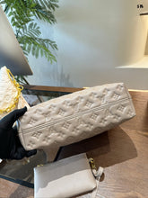 Load image into Gallery viewer, LB1120 Coussin Hobo MM / 15 x 13 x 3.9 inches