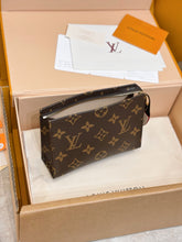 Load image into Gallery viewer, LB1585 LV Poche Toilette PM / HIGHEST QUALITY VERSION / 15×10×4.5cm