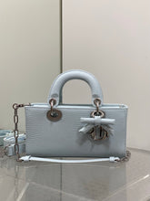 Load image into Gallery viewer, DR657 Dior Lady Dior Horizontal Bag / HIGHEST QUALITY VERSION / 22cm