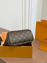 Load image into Gallery viewer, LB1597 LV Ski Tote Bag / Winter 2026 Ski Collection / 19×16cm