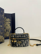 Load image into Gallery viewer, DR396 30 Montaigne Mini Vanity Case / 6.5x3x3.5inches / HIGHEST QUALITY VERSION