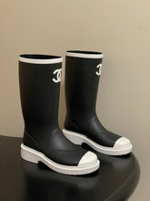 Load image into Gallery viewer, SE1769 Chanel 26C Classic Rain Boots / 3.5 cm / Sizes 5–11