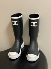 Load image into Gallery viewer, SE1769 Chanel 26C Classic Rain Boots / 3.5 cm / Sizes 5–11