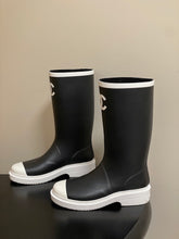 Load image into Gallery viewer, SE1769 Chanel 26C Classic Rain Boots / 3.5 cm / Sizes 5–11