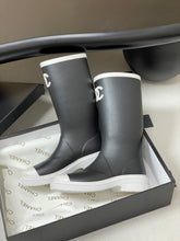Load image into Gallery viewer, SE1769 Chanel 26C Classic Rain Boots / 3.5 cm / Sizes 5–11