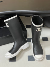 Load image into Gallery viewer, SE1769 Chanel 26C Classic Rain Boots / 3.5 cm / Sizes 5–11