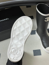 Load image into Gallery viewer, SE1769 Chanel 26C Classic Rain Boots / 3.5 cm / Sizes 5–11