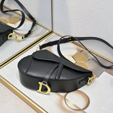 Load image into Gallery viewer, DR555 Medium Soft Saddle Bag with Strap / 9.5x8x3inches